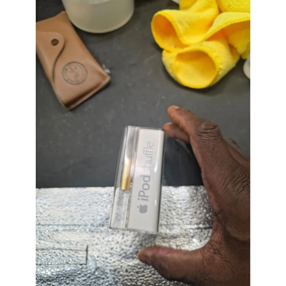 Apple iPod Shuffle 2nd Gen 1GB Gold A1204 Open Box Complete